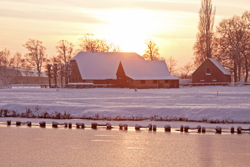 在昆明地区配置2000-2500的电脑能玩魔兽世界就好